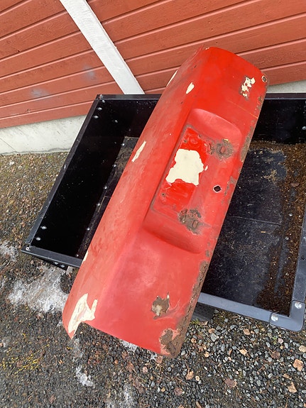 Datsun 100A takaluukun kansi punainen