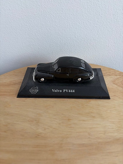 Volvo PV444 pienoismalli musta