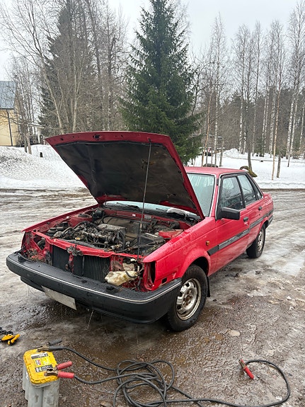 Varaosiksi Toyota Carina 2