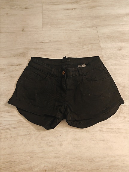 Naisten musta shortsit. H&M 36
