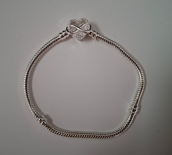 Pandora tyylinen rannekoru