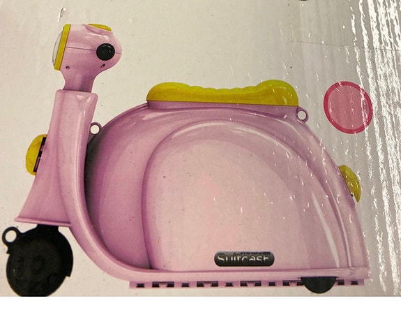 Lasten ajettava pinkki matkalaukku-skootteri tytöille.