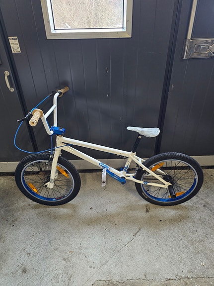 Mirraco Blinc BMX-pyörä sinisin yksityiskohdin