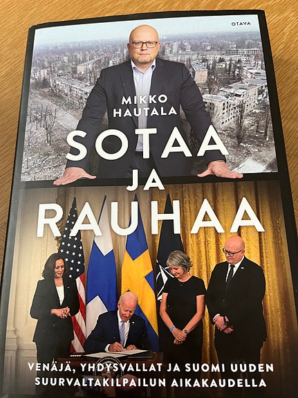 Mikko Hautala Sotaa ja rauhaa kirja