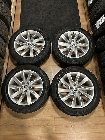 Skoda 17” aluvanteet hyvillä nastarenkailla