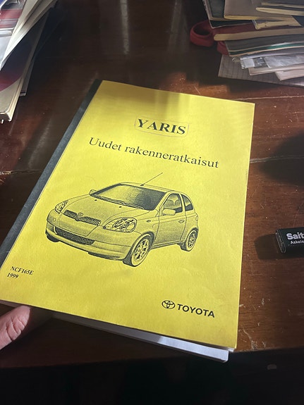 Toyota Yaris tekninen opas Uudet rakenneratkaisut 1999