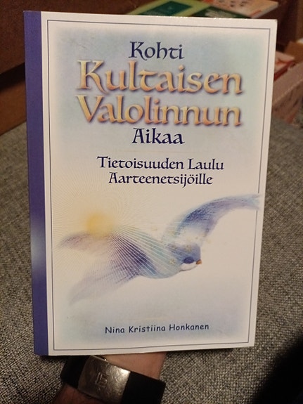 Nina Kristiina Honkanen Kohti Kultaisen Valolinnun aikaa kirja