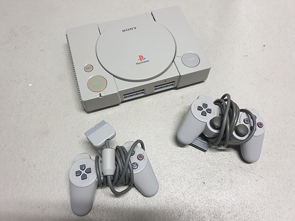 Sony Playstation pelikonsoli harmaa