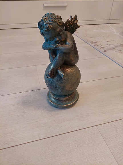 Uusi pieni Enkeli patsas kork. 25 cm