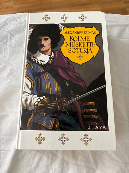 Alexandre Dumas Kolme muskettisoturia kovakantinen kirja