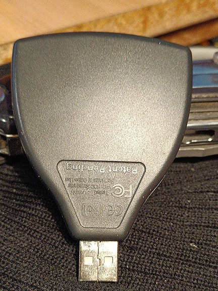 USB-sovitin kortinlukijalla MUISTI-/yhteensopivien korttien kortinlukija.