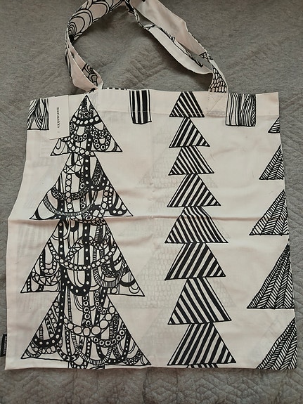 Marimekko kuusikossa kassi