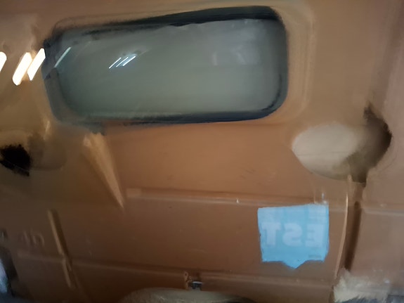 Toyota takaseinä ikkunalla