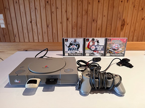 Sony PlayStation pelikonsoli ohjaimella ja peleillä