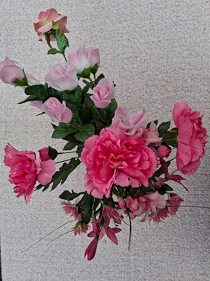 Vaaleanpunaisia silkkikukkia