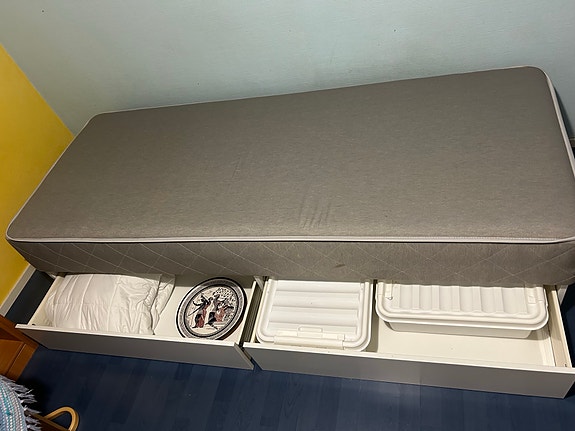 IKEA sänky säilytyslaatikoilla