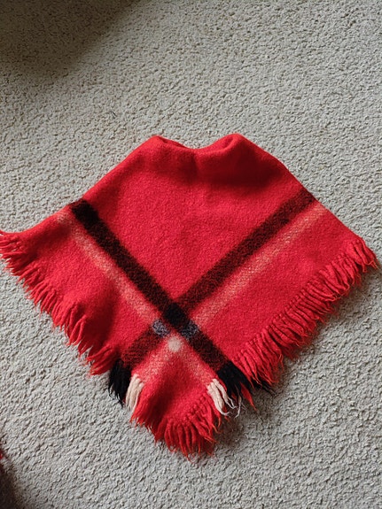 Käsintehty villainen lasten poncho
