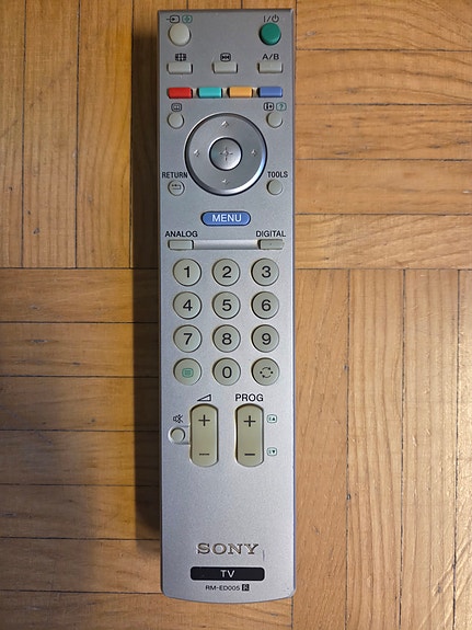 Sonyn TV harmaa RM-ED005 -kaukosäädin.