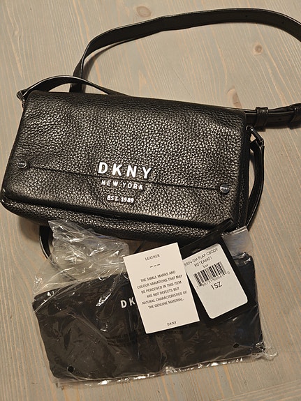 DKNY nahkainen olkalaukku musta naiset
