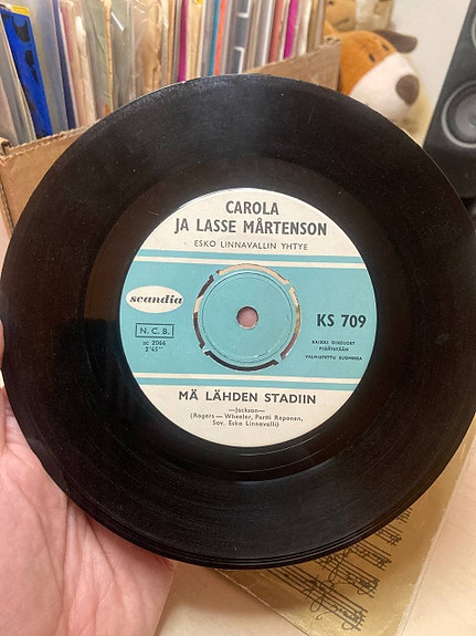 Carola ja Lasse Mårtenson Mä lähden Stadiin 7" vinyylisingle VG