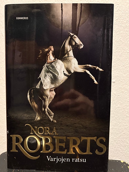 Nora Roberts Varjojen ratsu