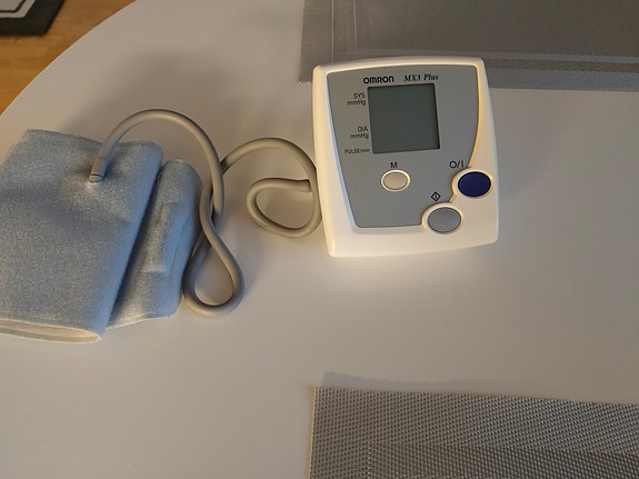 Omron MX3 Plus verenpainemittari olkavarsimansetilla