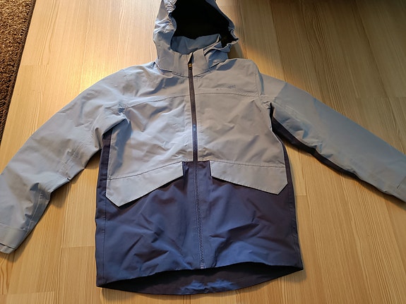 Myydään Everest kuoritakki ja housut 146/152