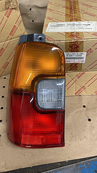 Toyota takavalo 81561-13350