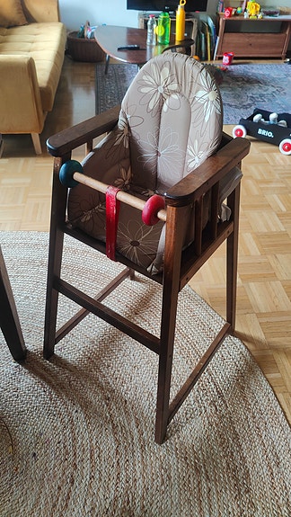 Ruskea puinen syöttötuoli