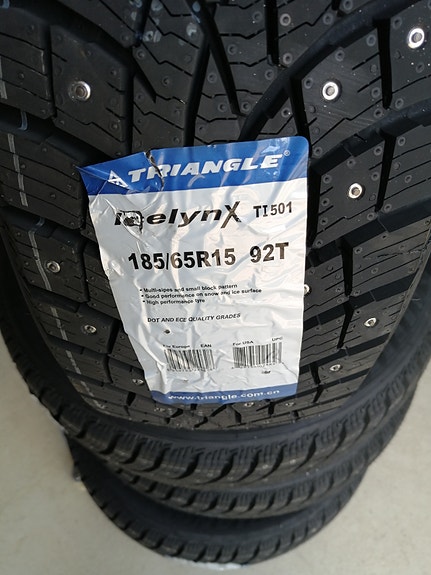 Uudet 185/65R15  nastarenkaat asennettuna