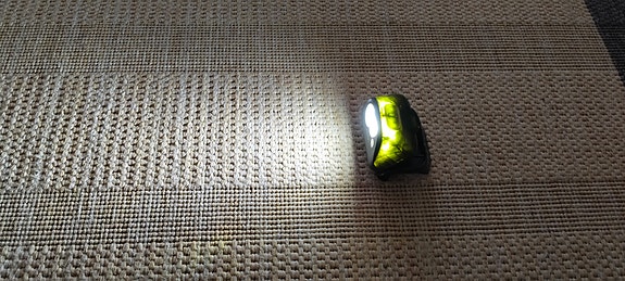 Petzl Actik otsavalaisin Petzl kypäräkiinnikkeellä.