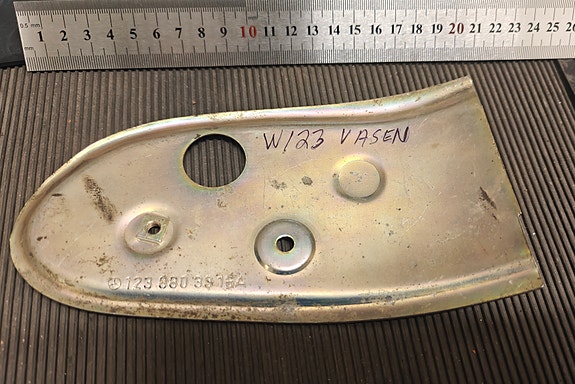 Mercedes-Benz W123 takapuskurin pääty vas.