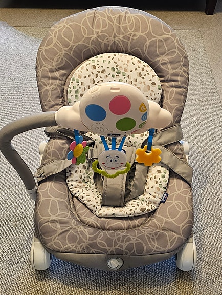 Chicco Balloon sitteri lelukaarella