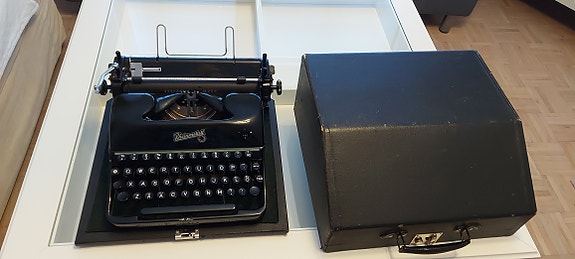 Remington kirjoituskone koteloitu musta.