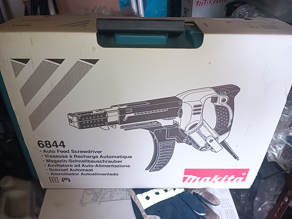 Makita 6844 ruuvinväännin automaattisyötöllä