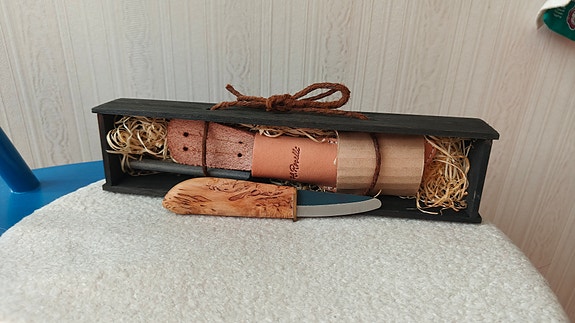 Roselli Pikkunikkari-puukko lahjapakkauksessa