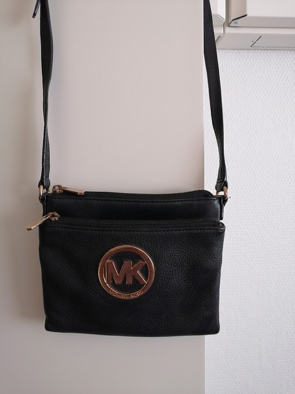 Michael Kors musta Fulton olkalaukku