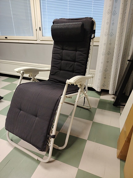 Säädettävä lepotuoli valkoinen runko tummanharmaa pehmuste