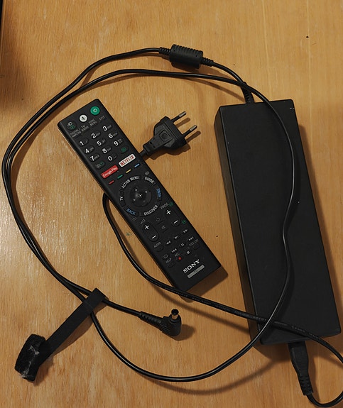 Sony RMF-TX200E kaukosäädin ja  ACDP-200D02 Sony 19.5V 10.26A AC virtalähde