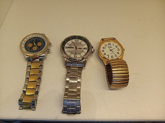 3 vanhaa kelloa