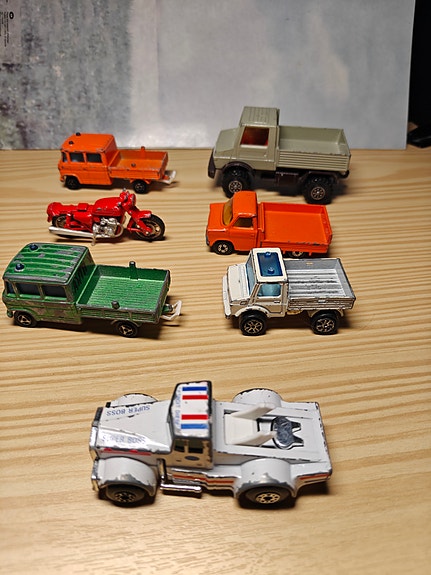 Majorette- ja Matchbox-keräilyautoja ja moottoripyörä, pienoismallit