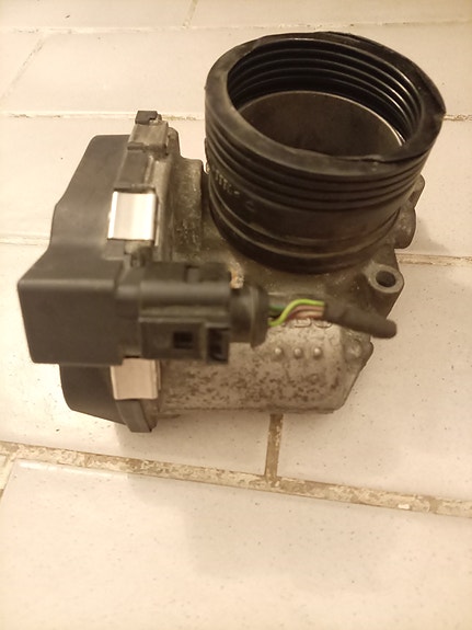 06F 133 062 B Kaasuläppäkotelo vw, Audi 2.0fsi