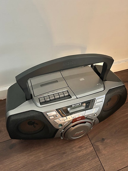 Sony kannettava CD-kasettisoitin radio hopea