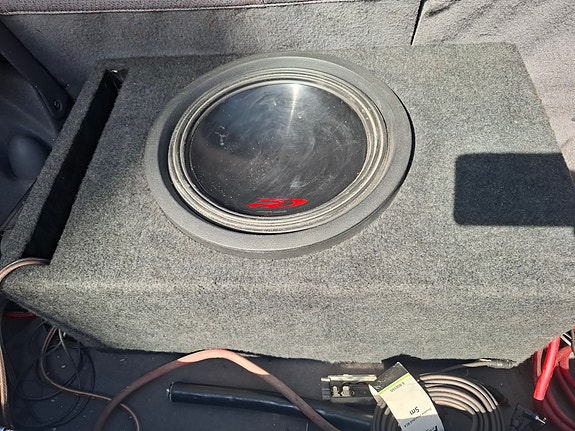 Alpine 12" subwoofer ja Alpine MRX-M110 vahvistin