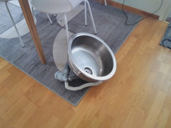 Ruostumaton teräksinen pesuallas poistoputkella