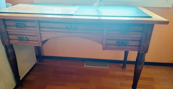 Puinen kirjoituspöytä laatikoilla