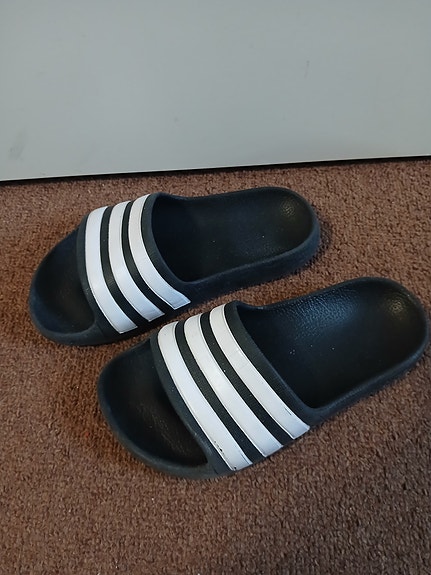 Adidas sandaalit