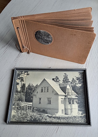 Vanha valokuva albumi ja kehystetty valokuva