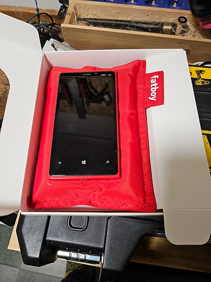 Nokia Lumia 920 + Fatboy latausasema