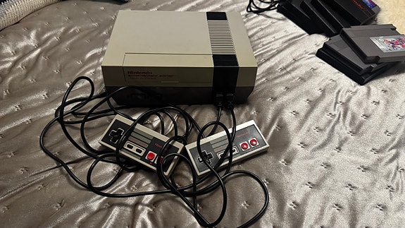 Nintendo 8-bit +ohjaimia (3) ja pelit (4)